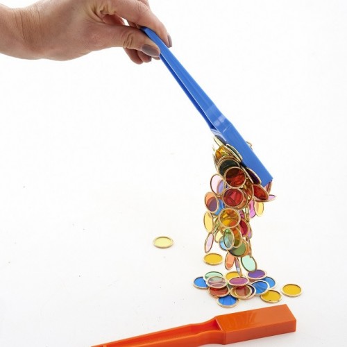 Magnetic sticks with magnetic tokens
