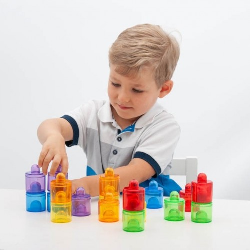 The transparent colored dishes with caps (6 pieces).