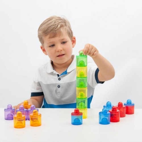 The transparent colored dishes with caps (6 pieces).